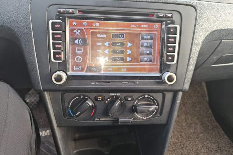 Used Volkswagen Santana 2015 1.6L Manual Fashion Edition Audio And AC Panel