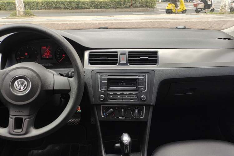 Used Volkswagen Santana 2015 1.6L Automatic Comfort Edition Audio And AC Panel