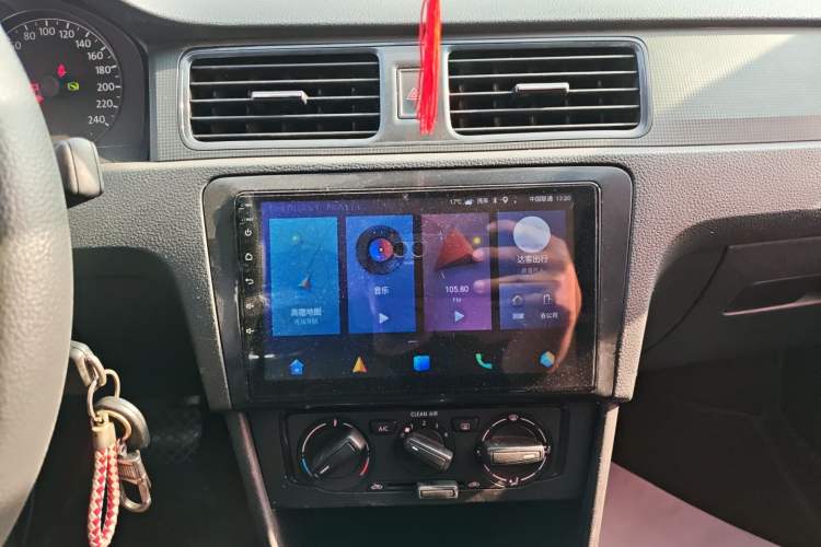 Used Volkswagen Santana 2015 1.6L Automatic Fashion Edition Audio And AC Panel