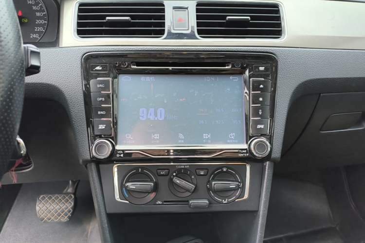 Used Volkswagen Santana 2015 1.6L Automatic Comfort Edition Audio And AC Panel