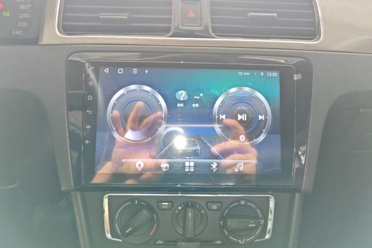 Used Volkswagen Santana 2015 1.6L Automatic Comfort Edition Audio And AC Panel