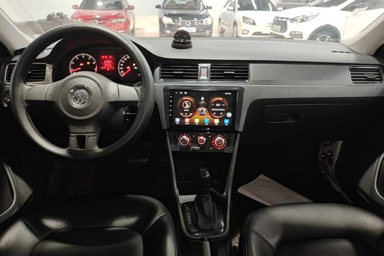 Used Volkswagen Santana 2015 1.6L Automatic Fashion Edition Audio And AC Panel