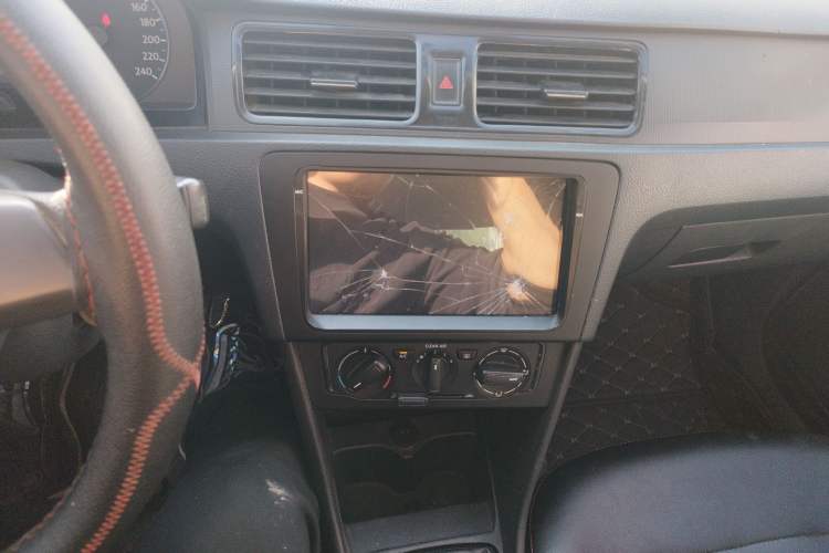 Used Volkswagen Santana 2015 1.6L Manual Fashion Edition Audio And AC Panel