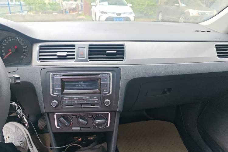 Used Volkswagen Santana 2015 1.6L Manual Comfort Edition Audio And AC Panel