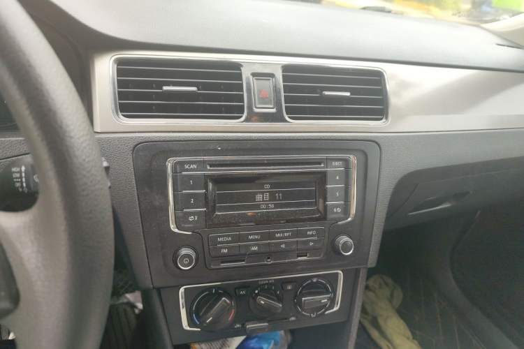Used Volkswagen Santana 2015 1.6L Automatic Comfort Edition Audio And AC Panel