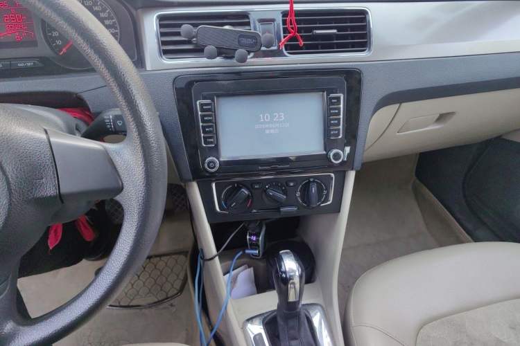 Used Volkswagen Santana 2015 1.6L Automatic Comfort Edition Audio And AC Panel
