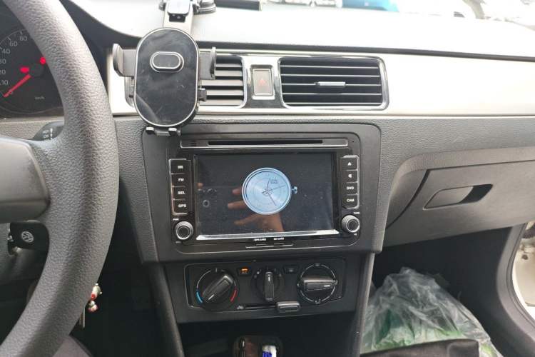 Used Volkswagen Santana 2015 1.6L Automatic Fashion Edition Audio And AC Panel