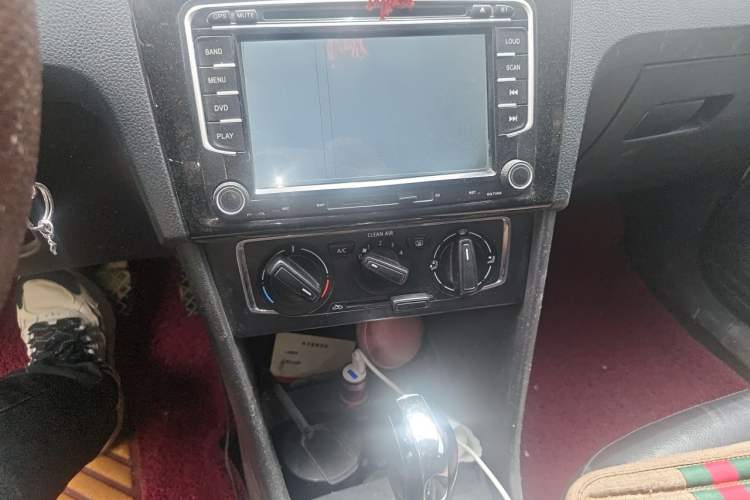 Used Volkswagen Santana 2015 1.6L Automatic Comfort Edition Audio And AC Panel