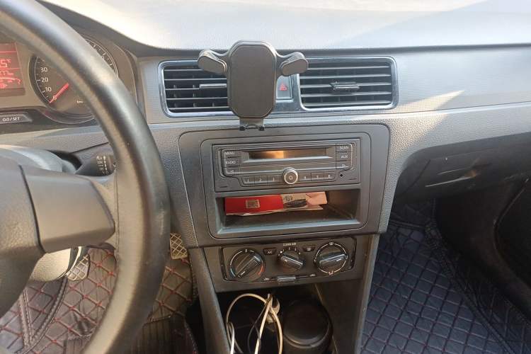 Used Volkswagen Santana 2015 1.6L Manual Fashion Edition Audio And AC Panel