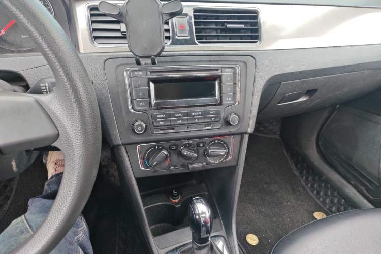 Used Volkswagen Santana 2015 1.6L Automatic Comfort Edition Audio And AC Panel