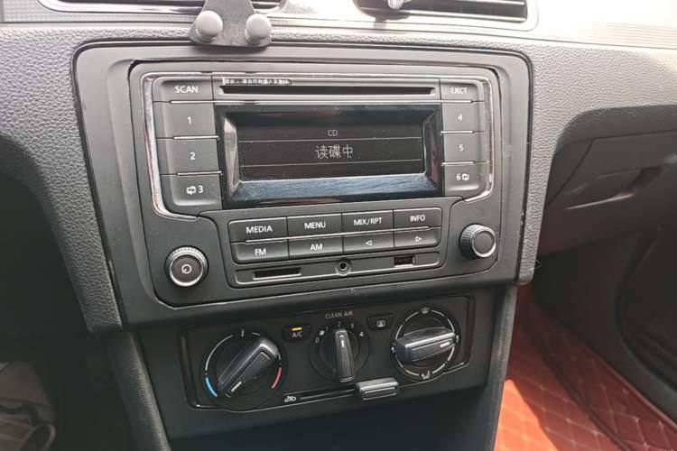 Used Volkswagen Santana 2015 1.6L Manual Fashion Edition Audio And AC Panel