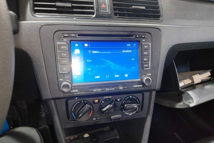Used Volkswagen Santana 2015 1.6L Automatic Fashion Edition Audio And AC Panel