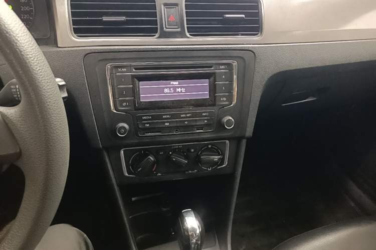 Used Volkswagen Santana 2015 1.6L Automatic Comfort Edition Audio And AC Panel