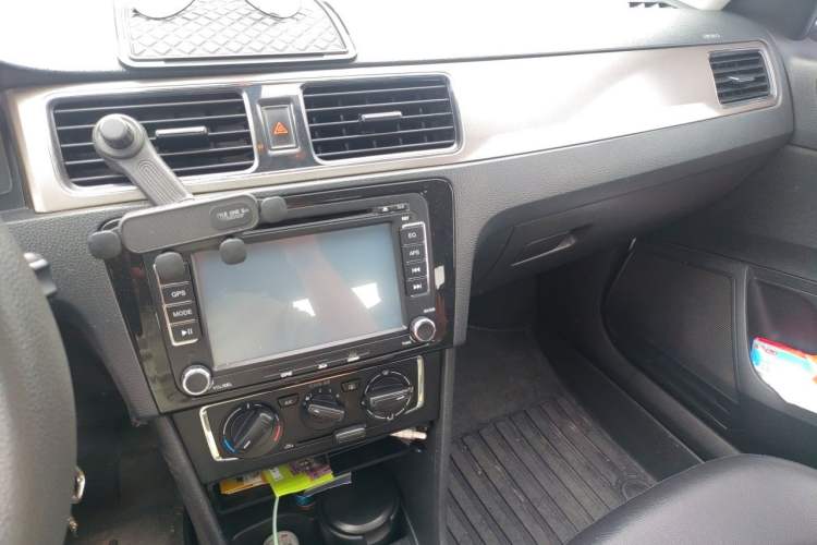 Used Volkswagen Santana 2015 1.4L Manual Comfort Edition Audio And AC Panel