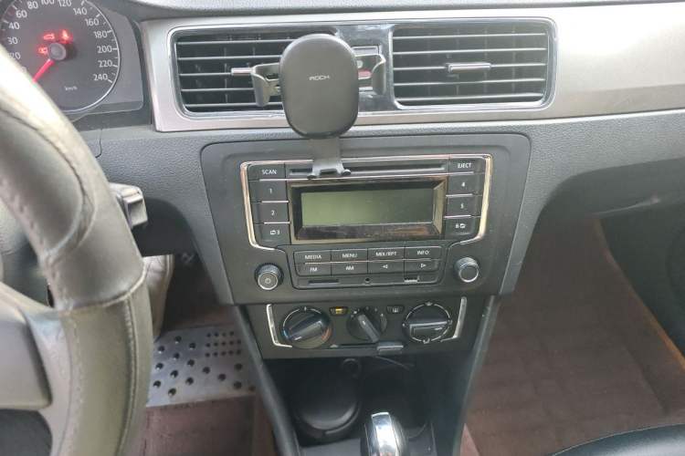 Used Volkswagen Santana 2015 1.6L Automatic Comfort Edition Audio And AC Panel