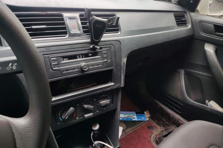Used Volkswagen Santana 2015 1.6L Manual Fashion Edition Audio And AC Panel