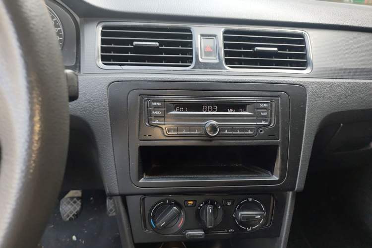 Used Volkswagen Santana 2015 1.6L Manual Fashion Edition Audio And AC Panel