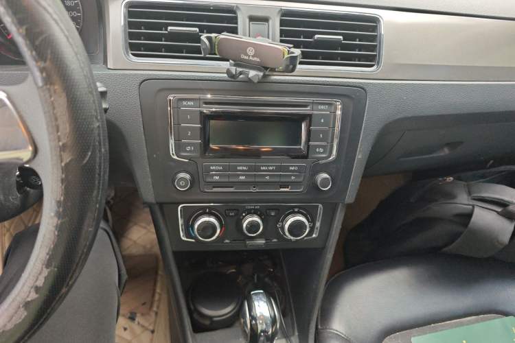 Used Volkswagen Santana 2015 1.6L Automatic Comfort Edition Audio And AC Panel