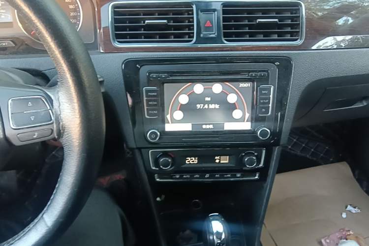 Used Volkswagen Santana 2015 1.6L Automatic Luxury Edition Audio And AC Panel