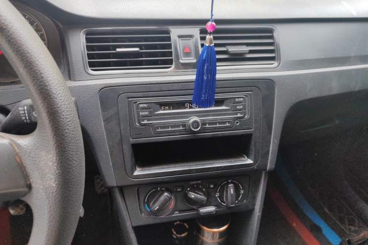 Used Volkswagen Santana 2015 1.6L Manual Fashion Edition Audio And AC Panel