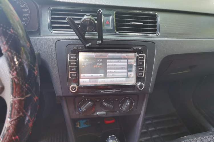 Used Volkswagen Santana 2015 1.6L Automatic Fashion Edition Audio And AC Panel