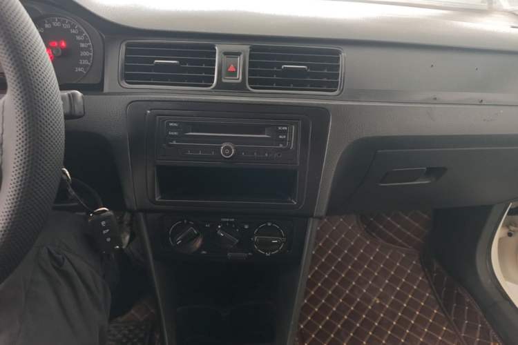 Used Volkswagen Santana 2015 1.6L Manual Fashion Edition Audio And AC Panel