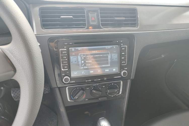 Used Volkswagen Santana 2015 1.6L Automatic Comfort Edition Audio And AC Panel