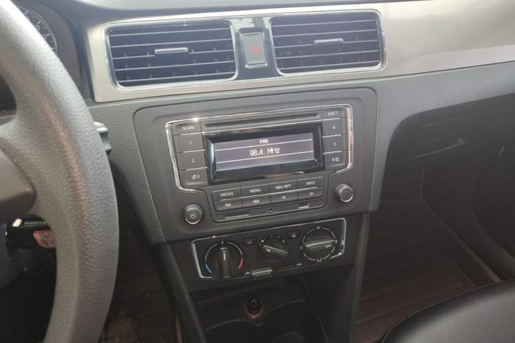 Used Volkswagen Santana 2015 1.6L Manual Comfort Edition Audio And AC Panel