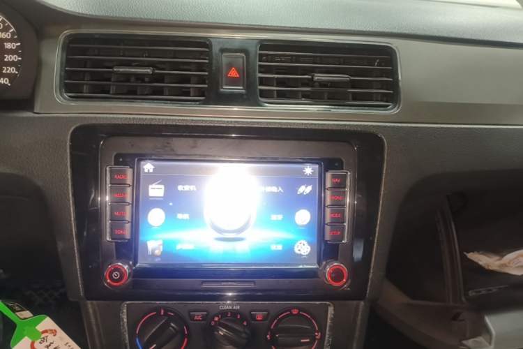 Used Volkswagen Santana 2015 1.6L Automatic Comfort Edition Audio And AC Panel