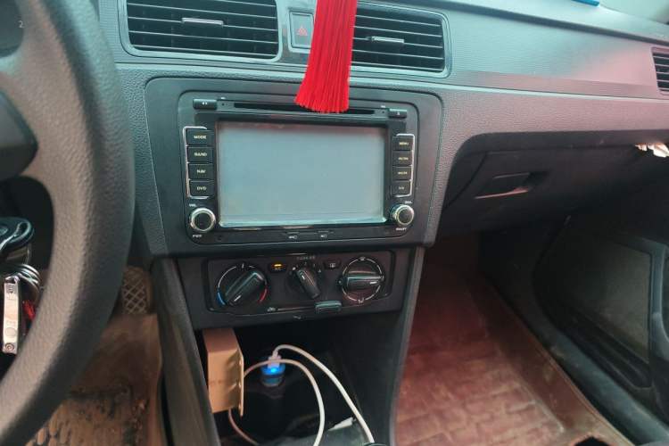 Used Volkswagen Santana 2015 1.6L Manual Fashion Edition Audio And AC Panel