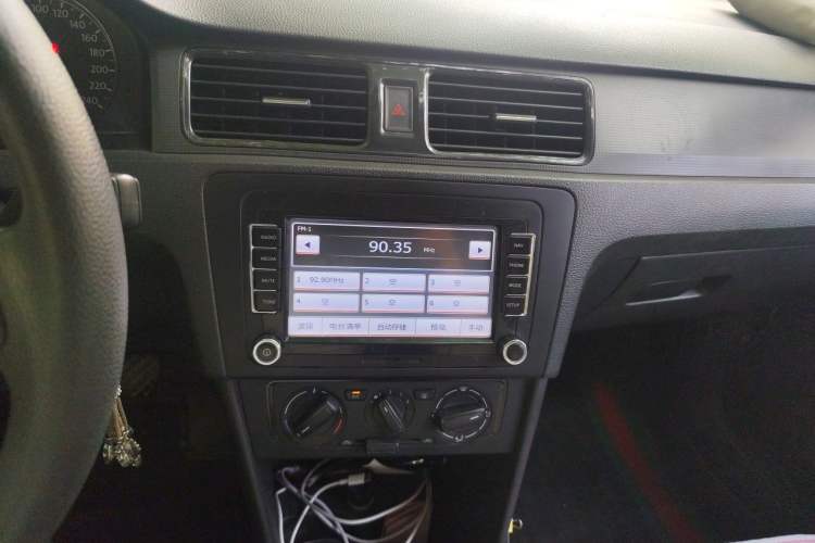 Used Volkswagen Santana 2015 1.6L Manual Fashion Edition Audio And AC Panel