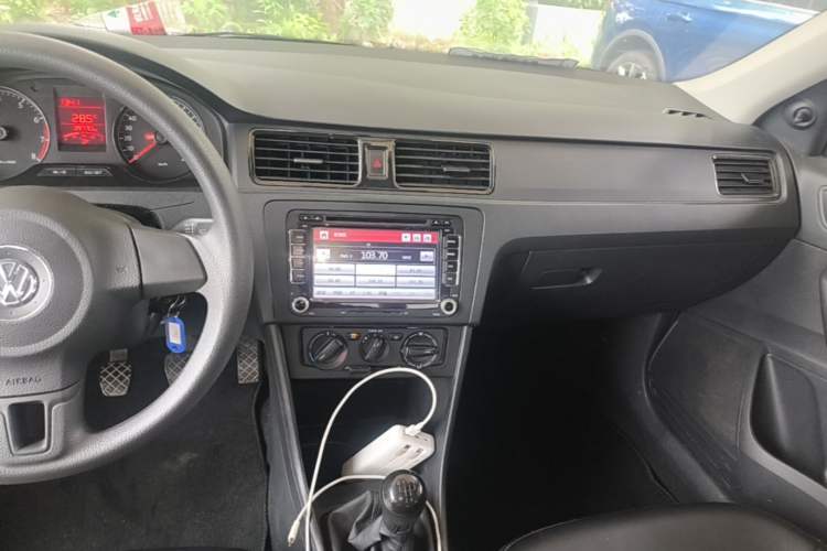 Used Volkswagen Santana 2015 1.6L Manual Fashion Edition Audio And AC Panel