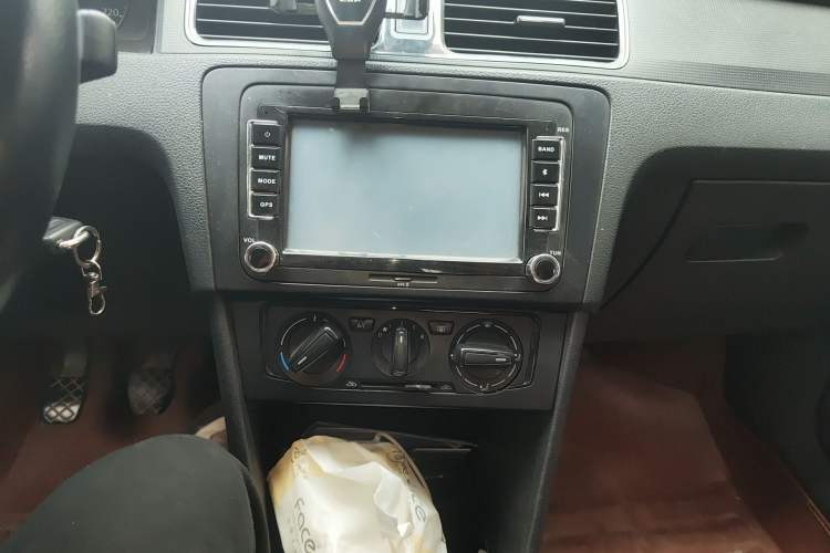 Used Volkswagen Santana 2015 1.6L Manual Fashion Edition Audio And AC Panel