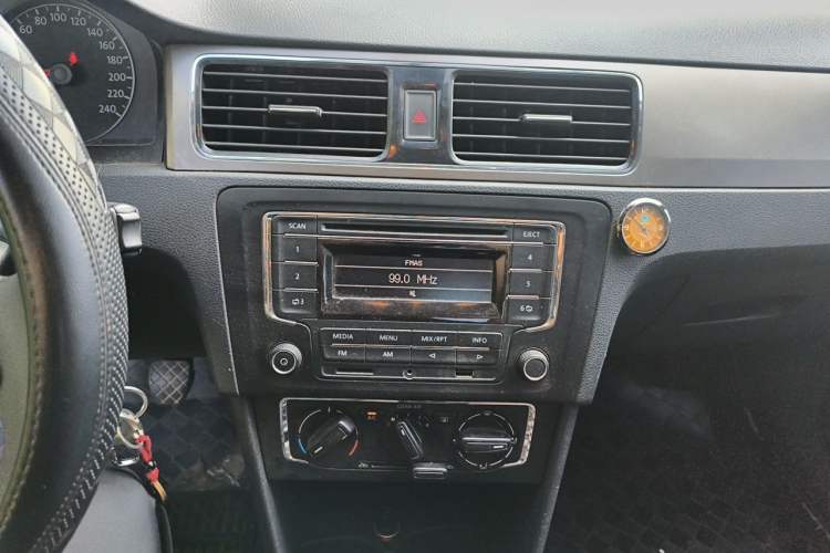 Used Volkswagen Santana 2015 1.6L Manual Comfort Edition Audio And AC Panel