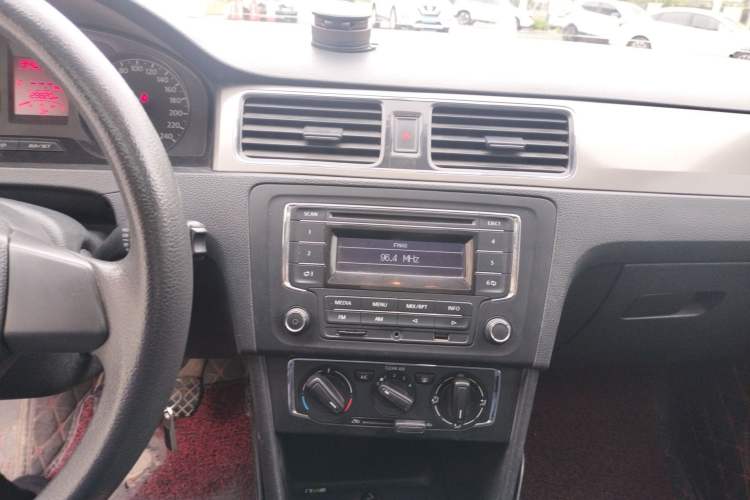 Used Volkswagen Santana 2015 1.6L Manual Comfort Edition Audio And AC Panel