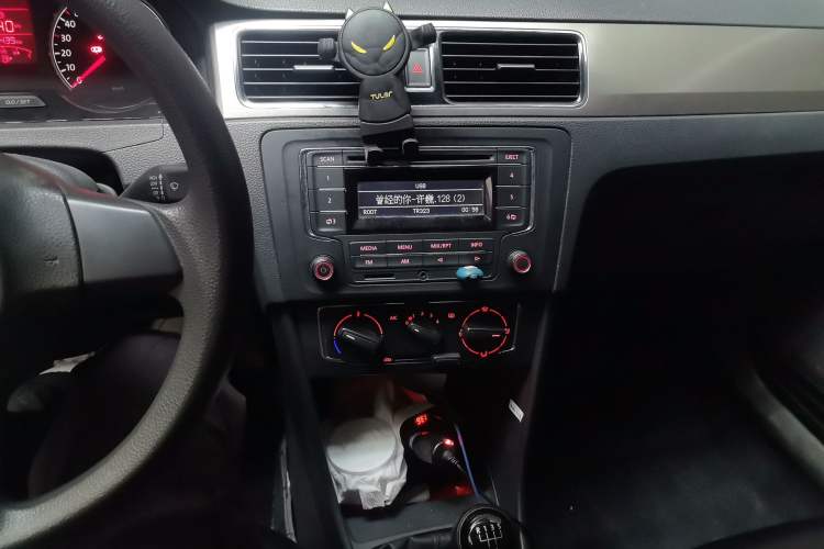 Used Volkswagen Santana 2015 1.6L Manual Comfort Edition Audio And AC Panel