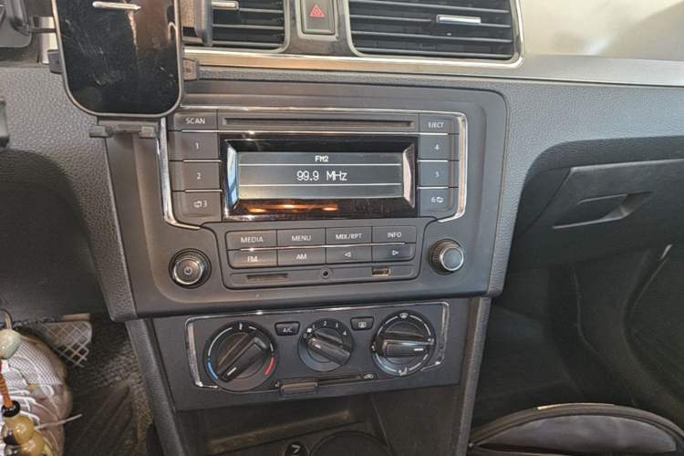Used Volkswagen Santana 2015 1.6L Automatic Comfort Edition Audio And AC Panel