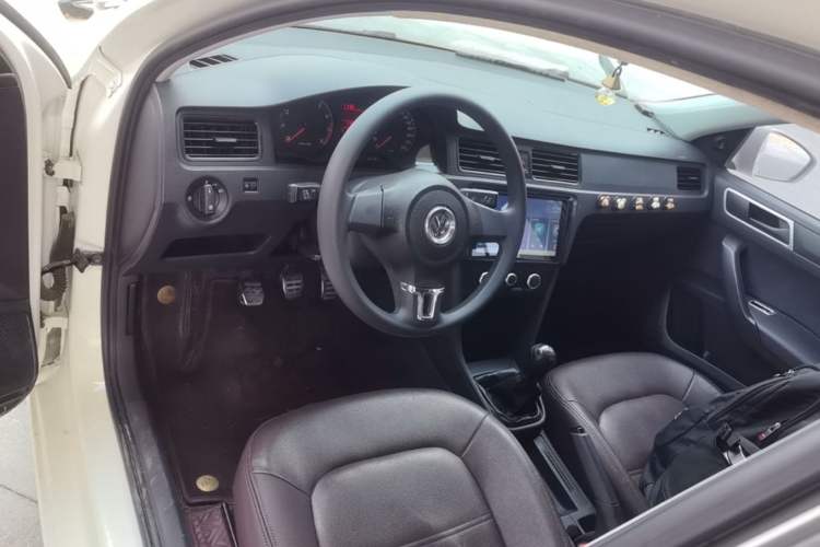 Used Volkswagen Santana 2015 1.6L Manual Fashion Edition Center Console