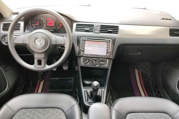 Used Volkswagen Santana 2015 1.6L Manual Comfort Edition Center Console
