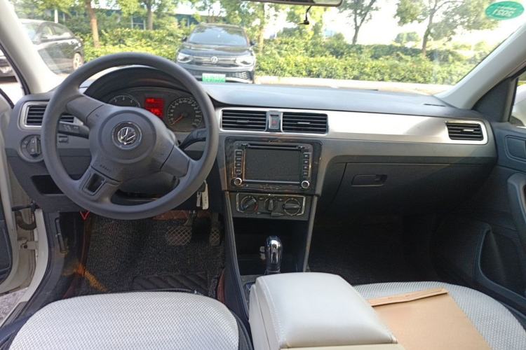 Used Volkswagen Santana 2015 1.6L Automatic Comfort Edition Center Console