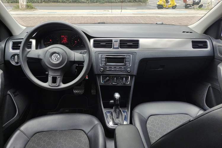 Used Volkswagen Santana 2015 1.6L Automatic Comfort Edition Center Console