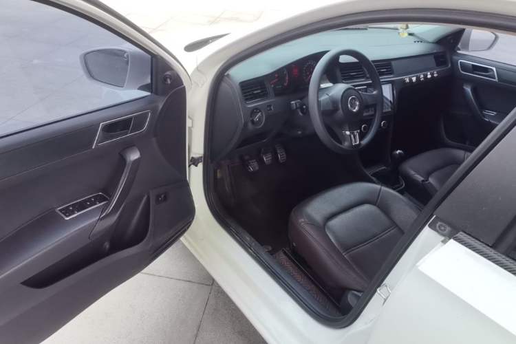 Used Volkswagen Santana 2015 1.6L Manual Fashion Edition Driver Seat