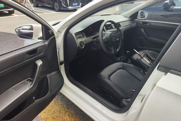 Used Volkswagen Santana 2015 1.6L Manual Fashion Edition Driver Seat