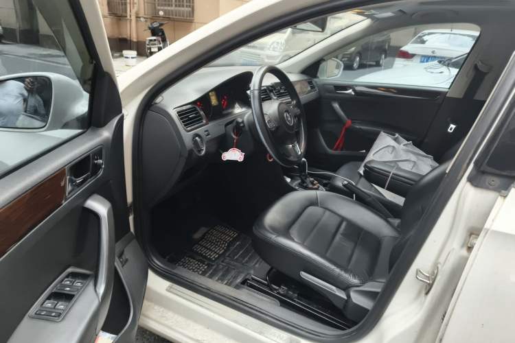 Used Volkswagen Santana 2015 1.6L Automatic Luxury Edition Driver Seat
