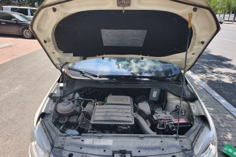 Used Volkswagen Santana 2015 1.6L Manual Fashion Edition Engine Bay