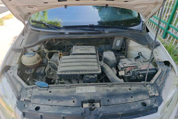 Used Volkswagen Santana 2015 1.6L Manual Fashion Edition Engine Bay