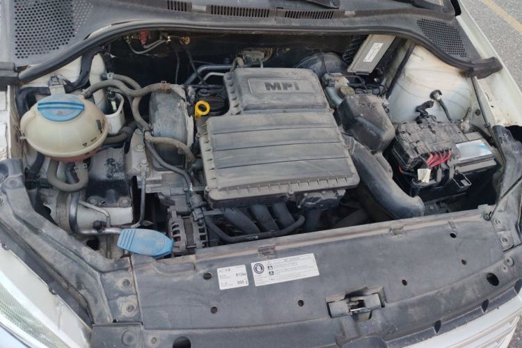 Used Volkswagen Santana 2015 1.6L Manual Fashion Edition Engine Bay