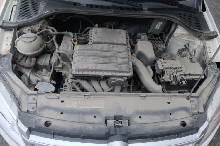 Used Volkswagen Santana 2015 1.6L Manual Fashion Edition Engine Bay