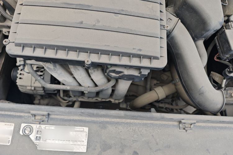 Used Volkswagen Santana 2015 1.6L Manual Fashion Edition Engine Bay