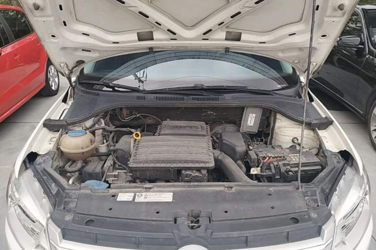 Used Volkswagen Santana 2015 1.6L Manual Comfort Edition Engine Bay